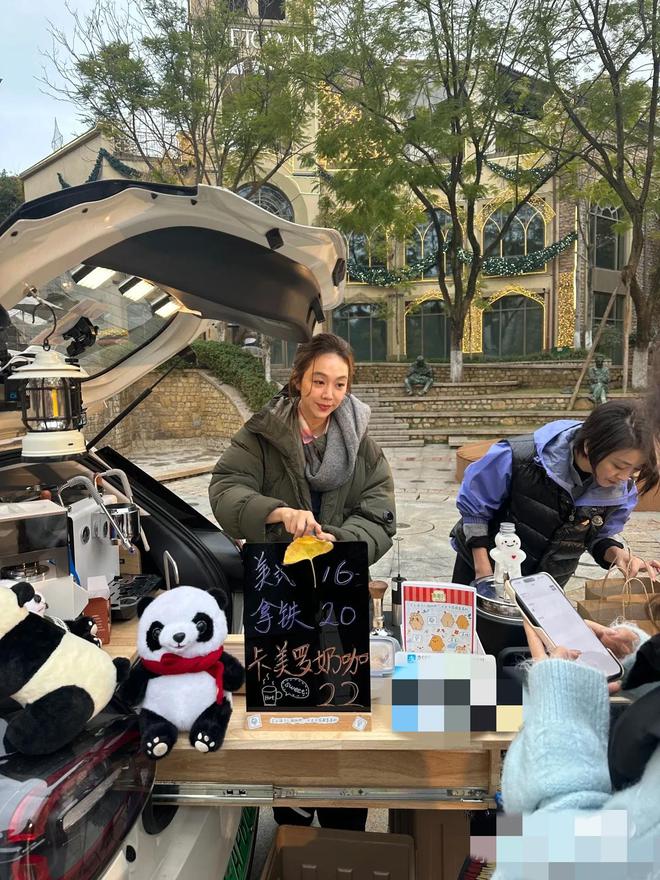 黄小蕾路边摆摊卖咖啡最高30元价格很亲民PG麻将胡了免费模拟器姜妍录制新综艺！与(图3)